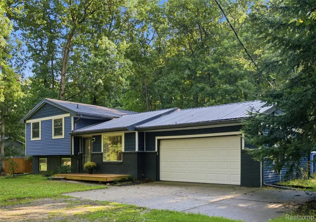 Photo 1 of Sale Pending at 19305 Taylor Lake Rd, Holly, MI 48442 | MLS# 20261071977 | Listing updated on 2026-09-14