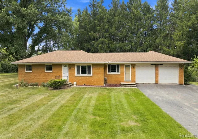 Photo 2 of Single family home for sale at 25 E Oakwood Rd, Oxford, MI 48371 | MLS# 20261071986 | Listing updated on 2026-09-09