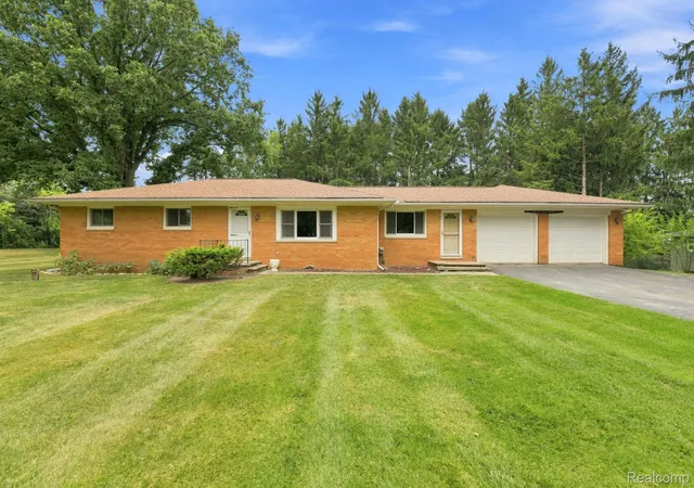 Photo 3 of Single family home for sale at 25 E Oakwood Rd, Oxford, MI 48371 | MLS# 20261071986 | Listing updated on 2026-09-09