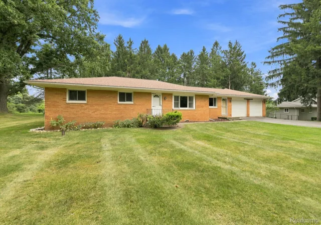 Photo 3 of Single family home for sale at 25 E Oakwood Rd, Oxford, MI 48371 | MLS# 20261071986 | Listing updated on 2026-09-09