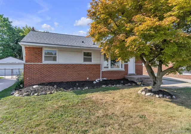 Photo 3 of Single family home for sale at 27629 Windsor St, Garden City, MI 48135 | MLS# 20261071990 | Listing updated on 2026-09-11