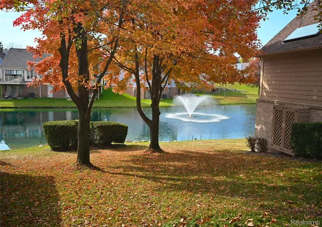 Listing Photo 1 - Condo for sale in building located at 618 Deauville Ln, Bloomfield Hills, MI 48304