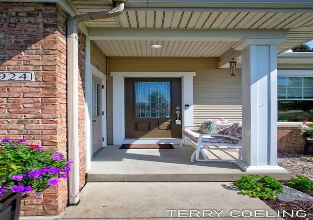 Photo 3 of Condo for sale at 5924 Elmwood Lake Dr, Hudsonville, MI 49426 | MLS# 71026047548 | Listing updated on 2026-10-21