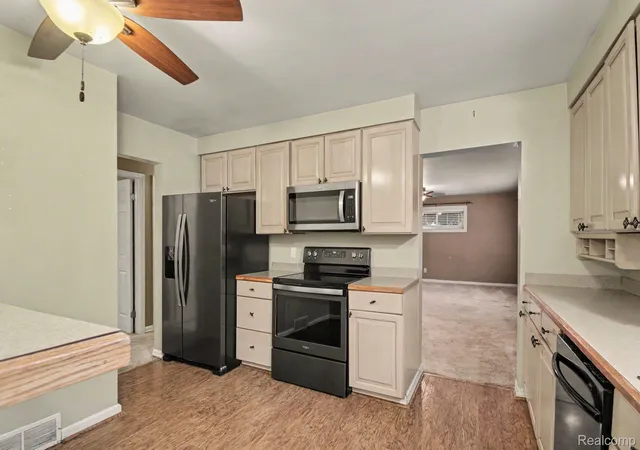 Photo 4 of Single family home for sale at 19725 Maplewood St, Livonia, MI 48152 | MLS# 20261072041 | Listing updated on 2026-09-12
