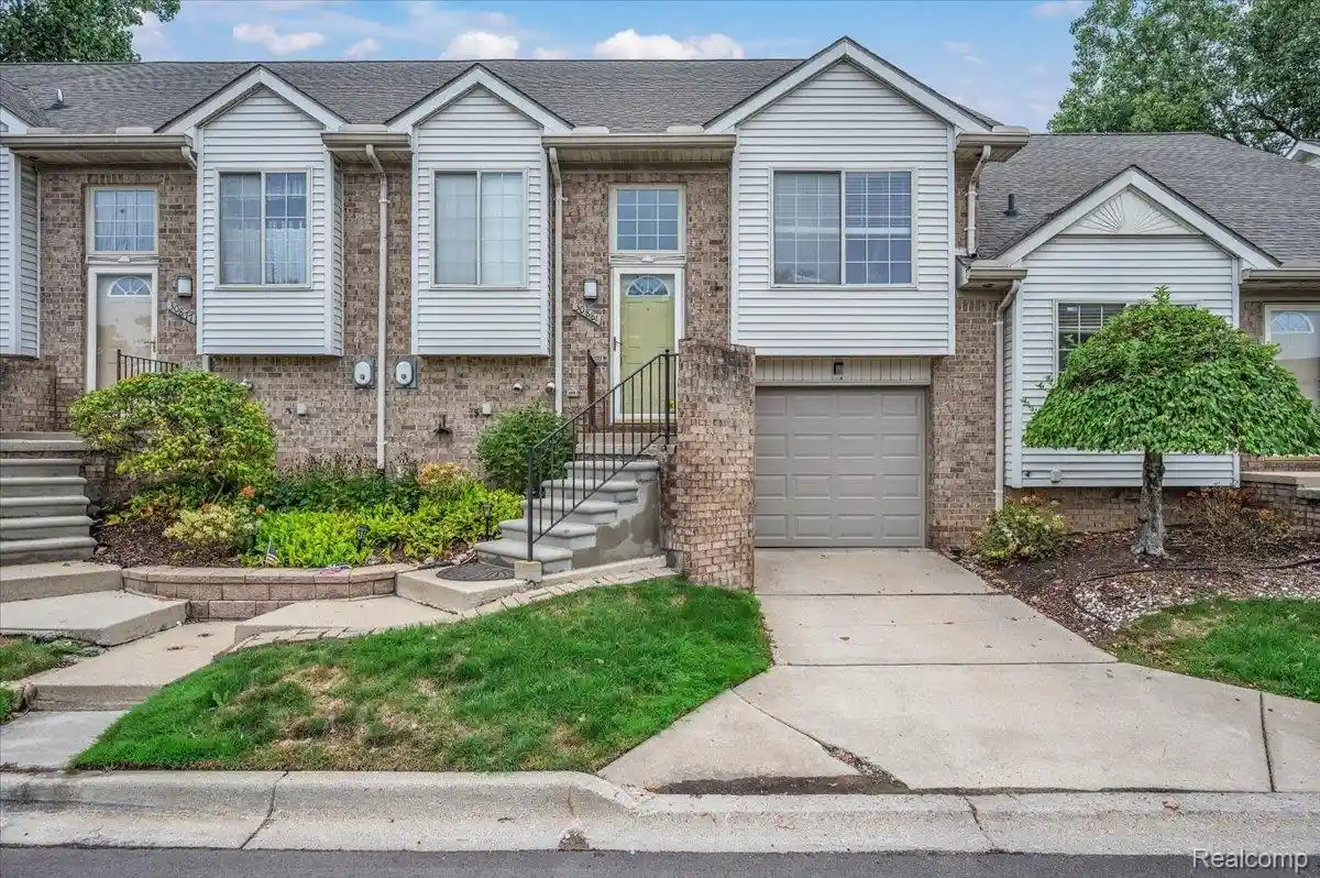 Listing Photo 1 - Condo for sale in 30881 Lee Frank Ln located at 30881 Lee Frank Ln, Madison Heights, MI 48071 - Unit 30881 Lee Frank Ln