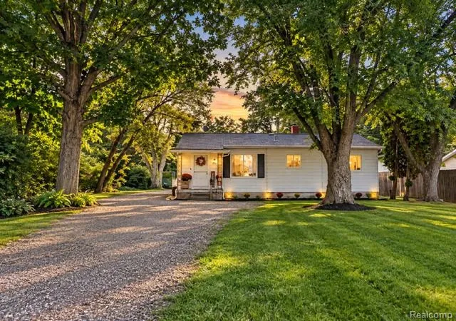 Photo 1 of Single family home for sale at 3131 W Maple Ave, Flint, MI 48507 | MLS# 20261072062 | Listing updated on 2026-09-11
