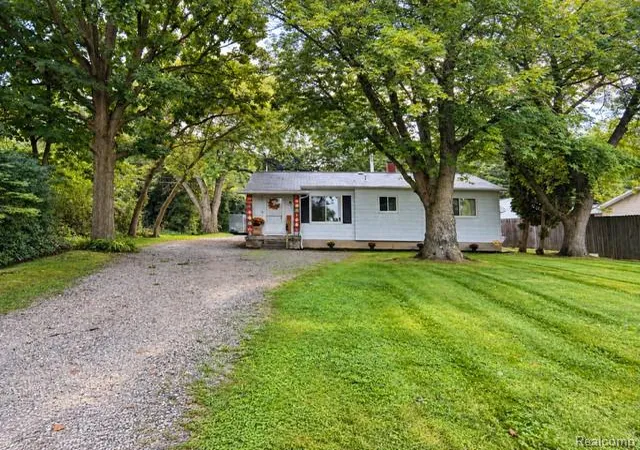 Photo 2 of Single family home for sale at 3131 W Maple Ave, Flint, MI 48507 | MLS# 20261072062 | Listing updated on 2026-09-11