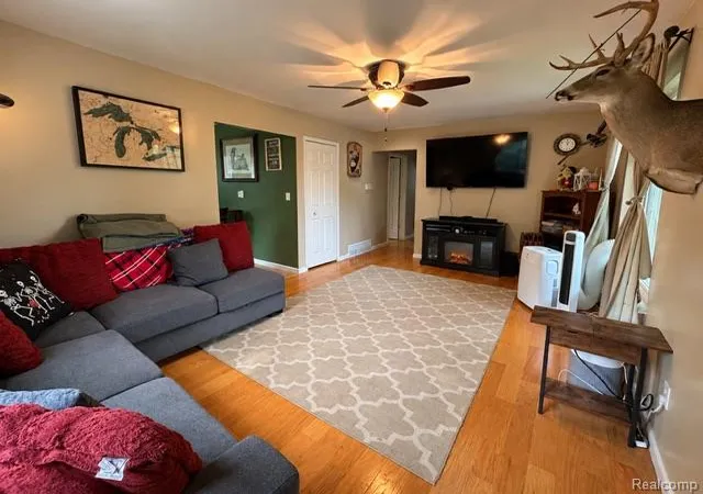 Photo 3 of Single family home for sale at 3131 W Maple Ave, Flint, MI 48507 | MLS# 20261072062 | Listing updated on 2026-09-11