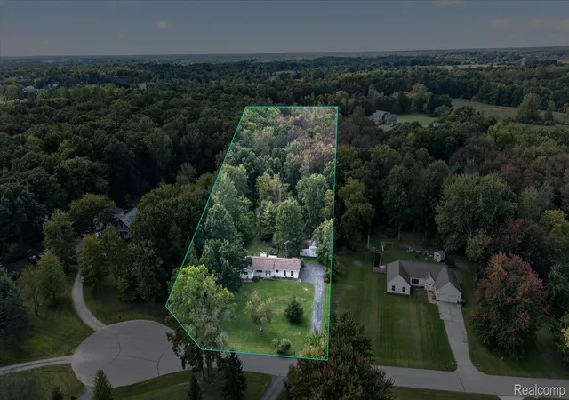 Photo 2 of Single family home for sale at 4065 Marwood Dr, Howell, MI 48855 | MLS# 20261072079 | Listing updated on 2026-10-26