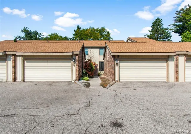Photo 3 of Condo for sale at 7387 Radcliff Dr #47, West Bloomfield, MI 48322 | MLS# 20261072083 | Listing updated on 2026-09-09