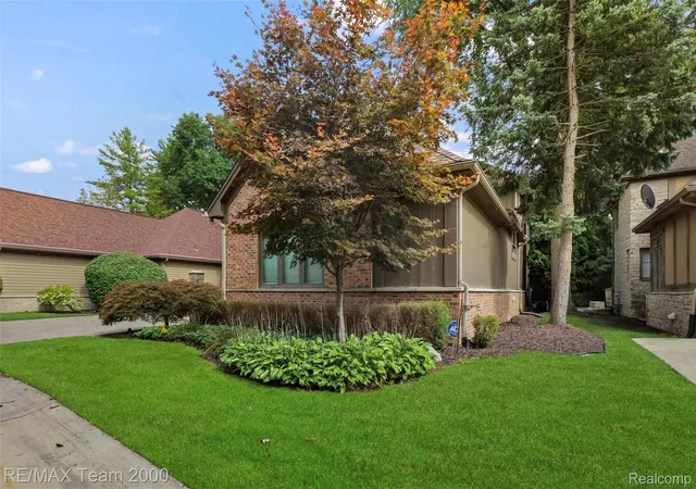 Listing Photo 4 - Condo for sale in building located at 6 Pembroke Ct, Dearborn, MI 48126