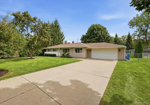 Photo 2 of Single family home for sale at 6641 Manson Dr, Waterford, MI 48329 | MLS# 20261072122 | Listing updated on 2026-09-11