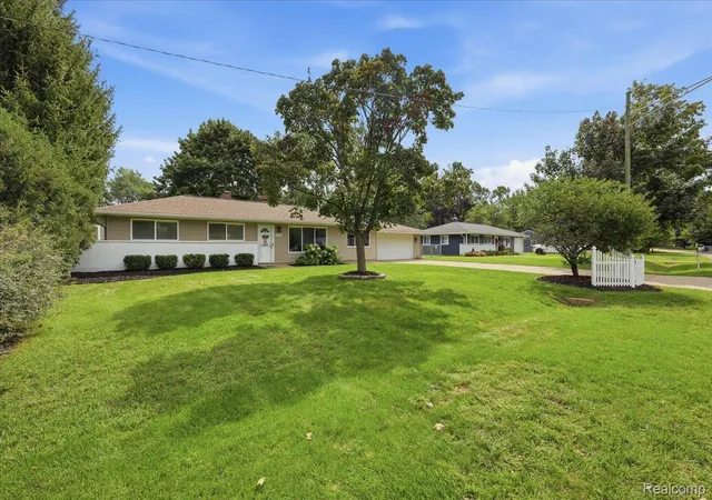 Photo 3 of Single family home for sale at 6641 Manson Dr, Waterford, MI 48329 | MLS# 20261072122 | Listing updated on 2026-09-11