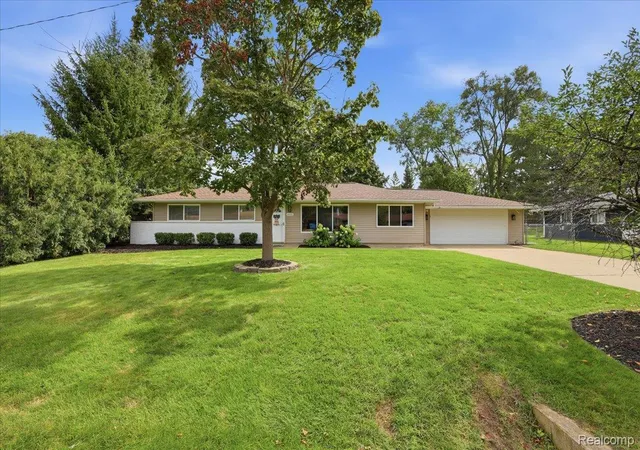 Photo 4 of Single family home for sale at 6641 Manson Dr, Waterford, MI 48329 | MLS# 20261072122 | Listing updated on 2026-09-11