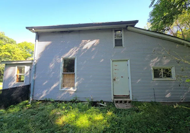 Photo 2 of Single family home for sale at 1915 River St, Jackson, MI 49202 | MLS# 62026047584 | Listing updated on 2026-09-08