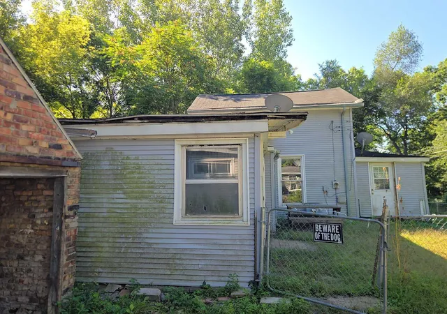 Photo 3 of Single family home for sale at 1915 River St, Jackson, MI 49202 | MLS# 62026047584 | Listing updated on 2026-09-08