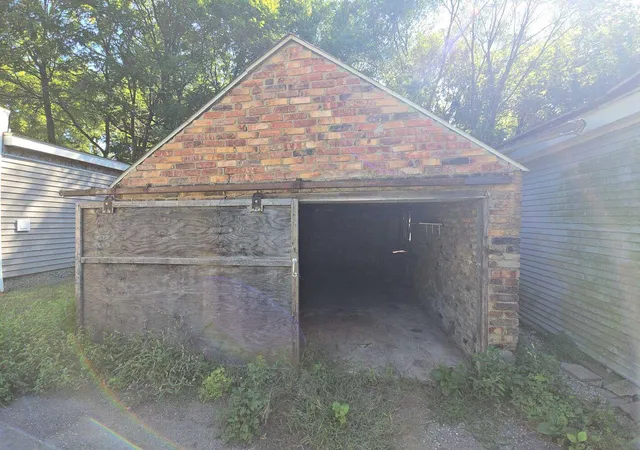 Photo 4 of Single family home for sale at 1915 River St, Jackson, MI 49202 | MLS# 62026047584 | Listing updated on 2026-09-08