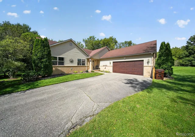 Photo 3 of Single family home for sale at 3122 County Farm Rd, Howell, MI 48843 | MLS# 20261072137 | Listing updated on 2026-09-12