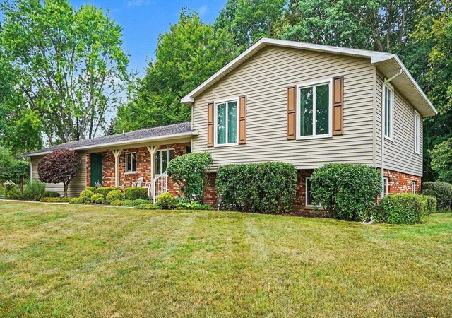 Photo 1 of Single family home for sale at 1492 W Bluegrass Rd, Mount Pleasant, MI 48858 | MLS# 79080073319 | Listing updated on 2026-09-11