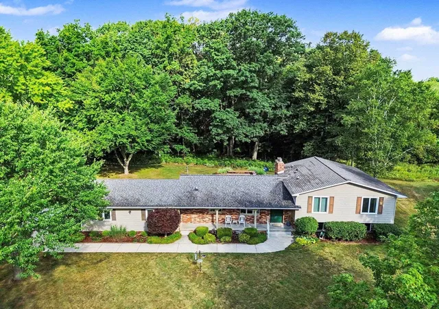 Photo 3 of Single family home for sale at 1492 W Bluegrass Rd, Mount Pleasant, MI 48858 | MLS# 79080073319 | Listing updated on 2026-09-11