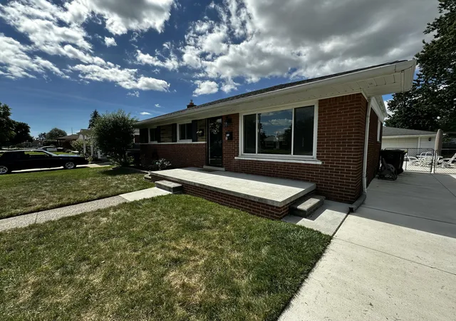 Photo 2 of Single family home for sale at 2728 Pinetree Dr, Trenton, MI 48183 | MLS# 81026047605 | Listing updated on 2026-09-12