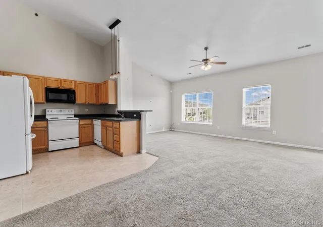 Listing Photo 4 - Condo for sale in building located at 14267 Vauxhall Dr, Sterling Heights, MI 48313