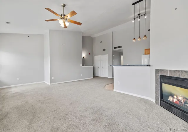 Listing Photo 5 - Condo for sale in building located at 14267 Vauxhall Dr, Sterling Heights, MI 48313