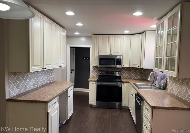 Photo 2 of Single family home for sale at 1220 Elford Ct, Grosse Pointe Woods, MI 48236 | MLS# 20261072177 | Listing updated on 2026-10-19