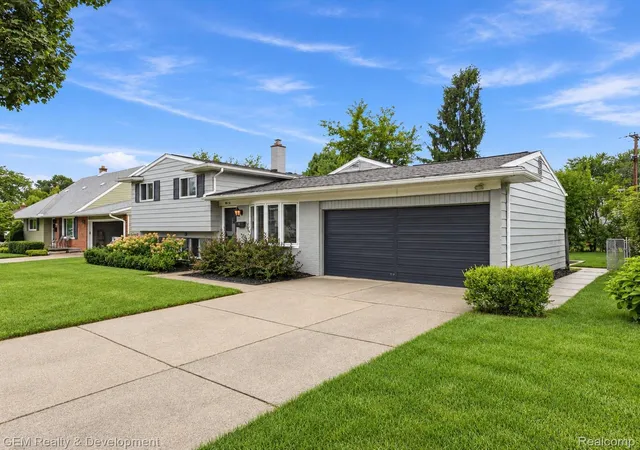 Photo 3 of Single family home for sale at 910 Virginia St, Plymouth, MI 48170 | MLS# 20261072187 | Listing updated on 2026-09-15