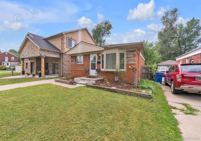 Photo 3 of Single family home for sale at 6625 N Beech Daly Rd, Dearborn Heights, MI 48127 | MLS# 20261072198 | Listing updated on 2026-09-18