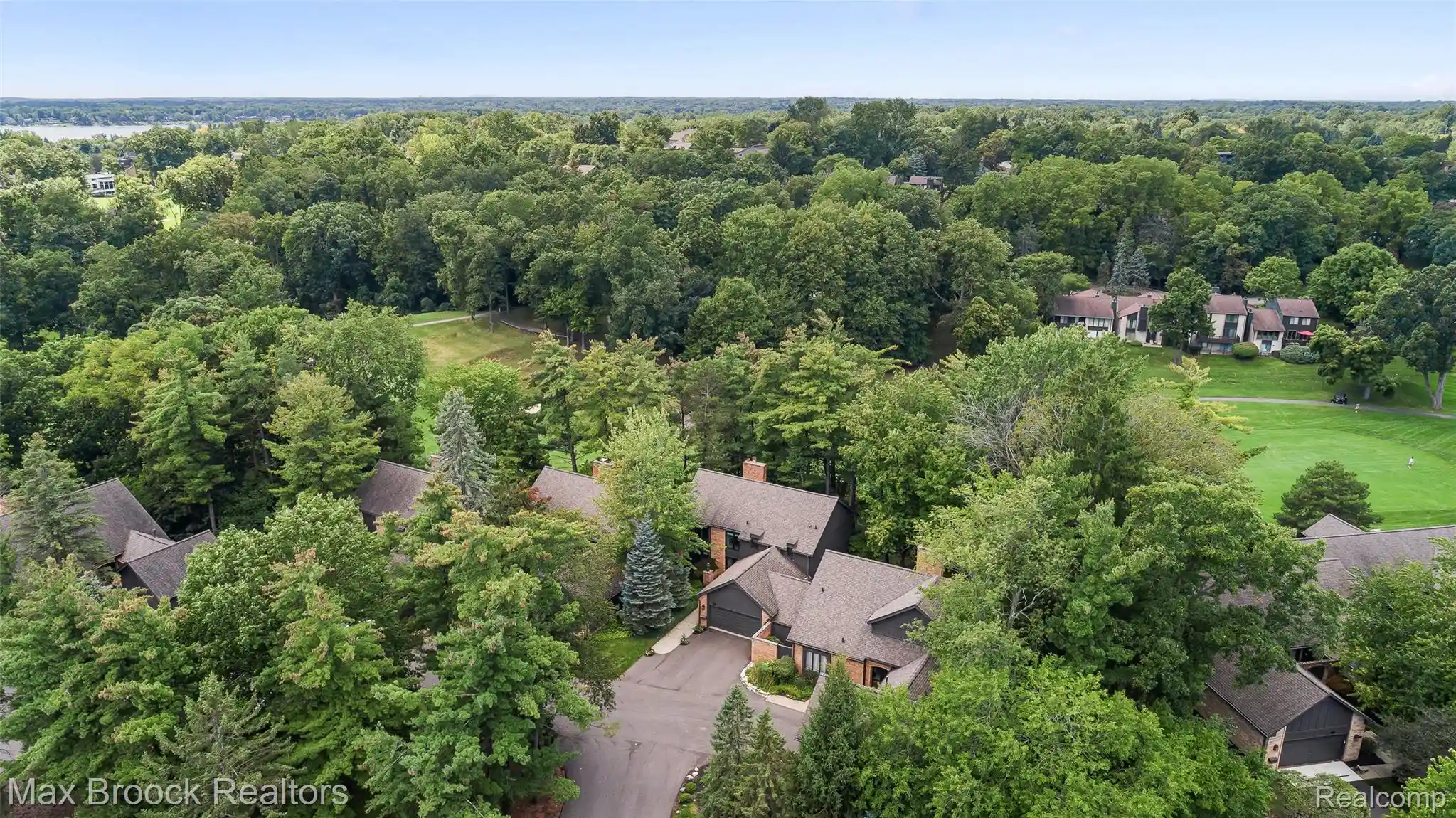 Listing Photo 2 - Condo for sale in 1935 Pine Ridge Ln located at 1935 Pine Ridge Ln, Bloomfield Hills, MI 48302 - Unit 1935 Pine Ridge Ln