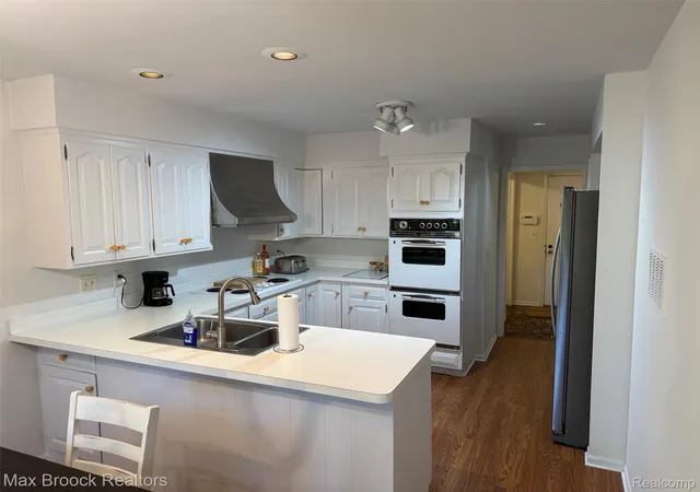 Listing Photo 5 - Condo for sale in building located at 1935 Pine Ridge Ln, Bloomfield Hills, MI 48302