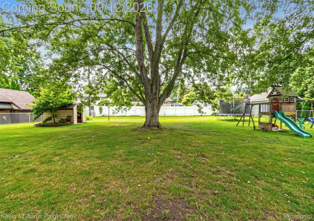 Photo 4 of Single family home for sale at 685 Cardinal Dr, Marysville, MI 48040 | MLS# 20261072230 | Listing updated on 2026-09-12