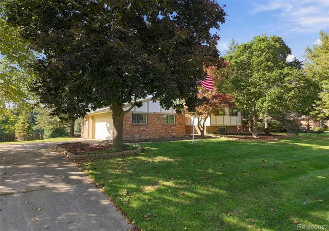 Photo 3 of Single family home for sale at 5150 Glengate Rd, Rochester, MI 48306 | MLS# 20261072246 | Listing updated on 2026-10-11
