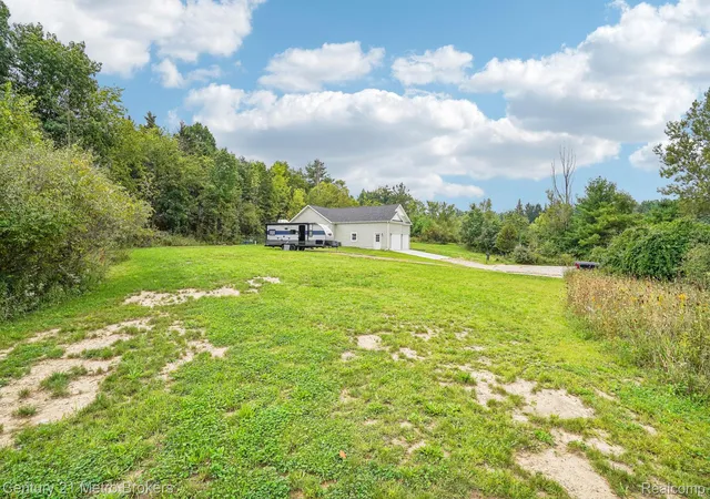 Photo 2 of Single family home for sale at 2083 Creekwood Ct, Grand Blanc, MI 48439 | MLS# 20261072250 | Listing updated on 2026-10-29