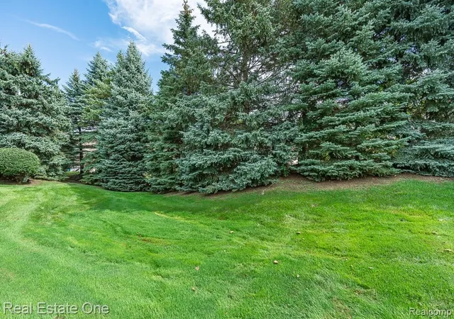 Listing Photo 4 - Condo for sale in building located at 2130 London Brg Dr, Rochester, MI 48307