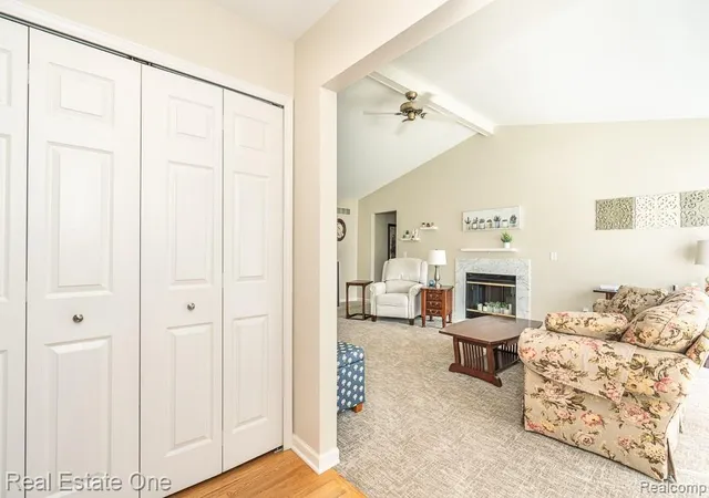 Listing Photo 5 - Condo for sale in building located at 2130 London Brg Dr, Rochester, MI 48307