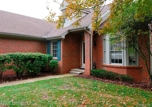 Listing Photo 4 - Condo for sale in building located at 1227 Vly Cir, Rochester Hills, MI 48309