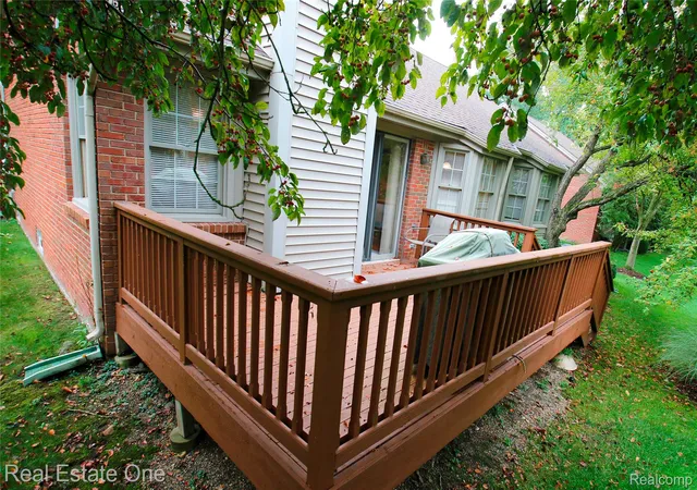 Listing Photo 5 - Condo for sale in building located at 1227 Vly Cir, Rochester Hills, MI 48309