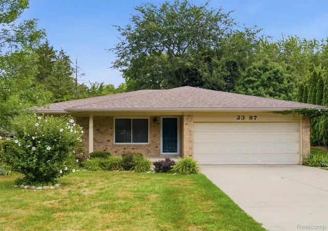 Photo 1 of Sale Pending at 2387 Sanders Pl, Bloomfield Hills, MI 48302 | MLS# 20261072288 | Listing updated on 2026-09-13