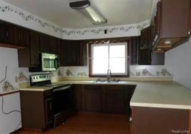 Photo 4 of Single family home for sale at 1001 S Clinton Ave, Saint Johns, MI 48879 | MLS# 20261072292 | Listing updated on 2026-09-09