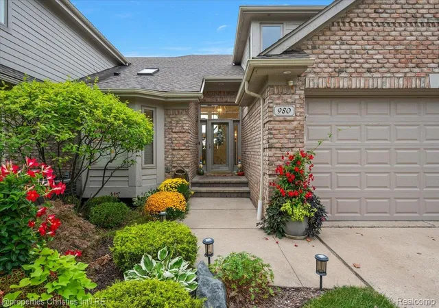 Photo 3 of Condo for sale at 980 Sunset Dr, Waterford, MI 48328 | MLS# 20261072296 | Listing updated on 2026-10-18