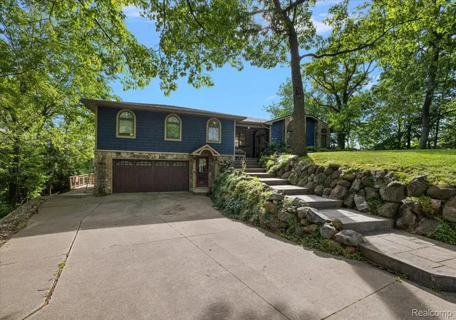 Photo 3 of Single family home for sale at 7291 Parkwood Dr, Fenton, MI 48430 | MLS# 20261072302 | Listing updated on 2026-09-10