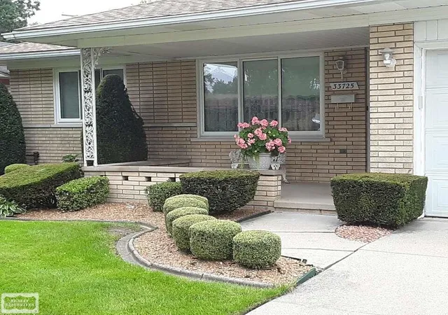 Photo 2 of Single family home for sale at 33725 Somerset Dr, Sterling Heights, MI 48312 | MLS# 58050221137 | Listing updated on 2026-09-10