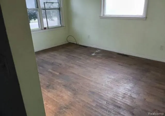 Photo 3 of Single family home for sale at 1008 Reo Rd, Lansing, MI 48910 | MLS# 20261072338 | Listing updated on 2026-09-09