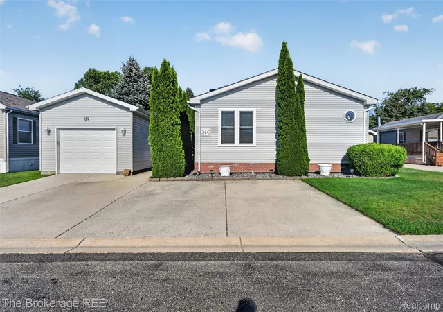 Photo 3 of Single family home for sale at 129 Ashley Cir, Swartz Creek, MI 48473 | MLS# 20261072361 | Listing updated on 2026-09-11