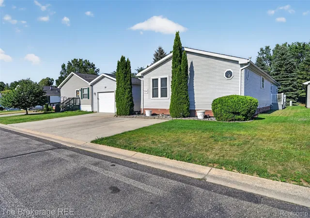 Photo 3 of Single family home for sale at 129 Ashley Cir, Swartz Creek, MI 48473 | MLS# 20261072361 | Listing updated on 2026-09-11