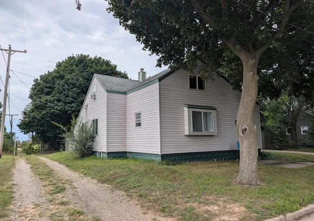 Photo 2 of Single family home for sale at 504 Adams St, Ludington, MI 49431 | MLS# 67026047706 | Listing updated on 2026-09-09