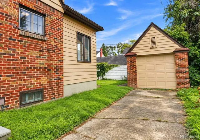 Photo 2 of Single family home for sale at 2030 Pierce St, Flint, MI 48503 | MLS# 20261072426 | Listing updated on 2026-09-11