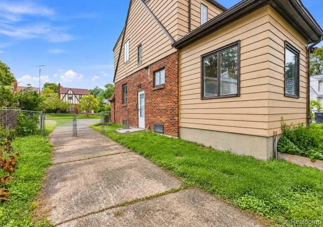 Photo 3 of Single family home for sale at 2030 Pierce St, Flint, MI 48503 | MLS# 20261072426 | Listing updated on 2026-09-11